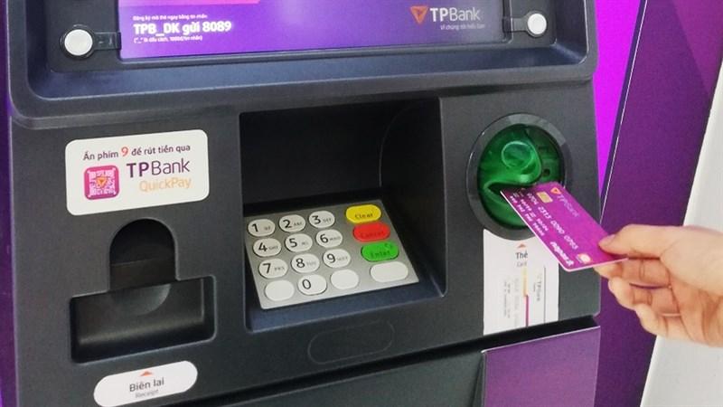 Cảnh giác khi dùng thẻ để rút tiền tại cây ATM